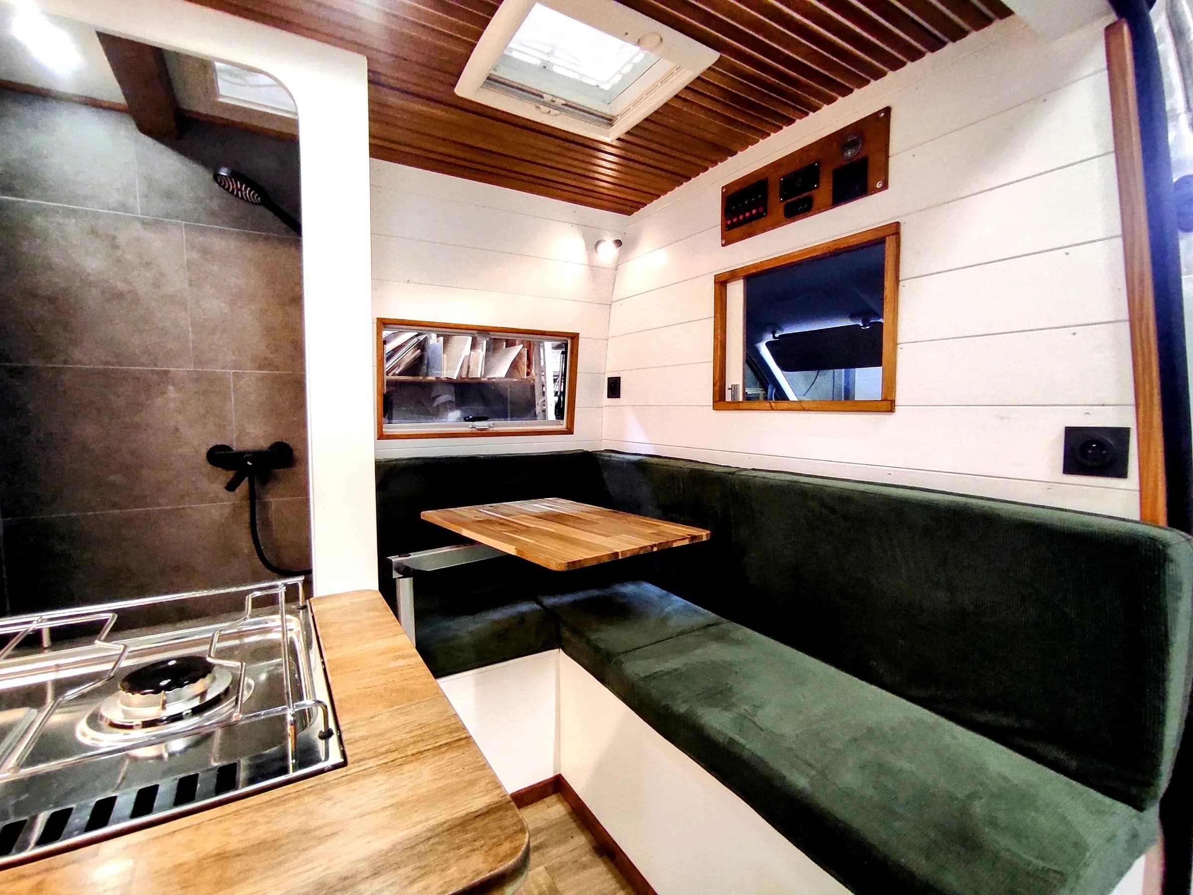 Intérieur d'un van aménagé sur mesure par Arti'Van — VW Crafter