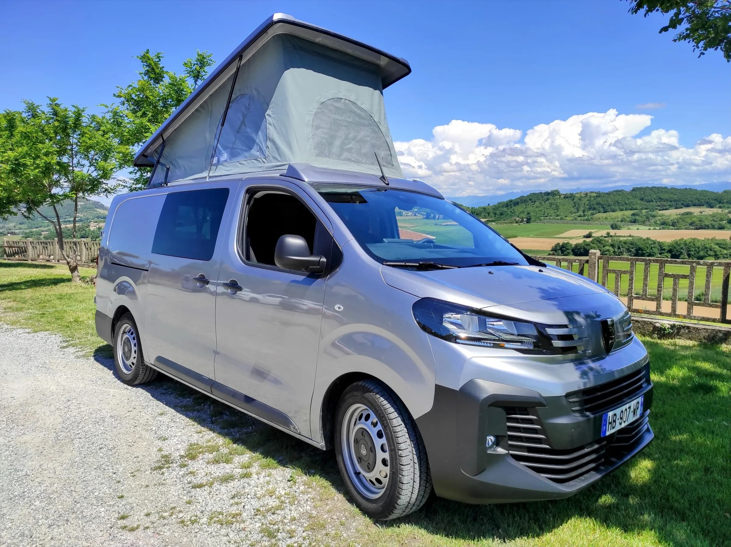 Aménagement de van sur mesure — Crépuscule, Peugeot E-Expert L2H1 (électrique), réalisé par Arti'Van