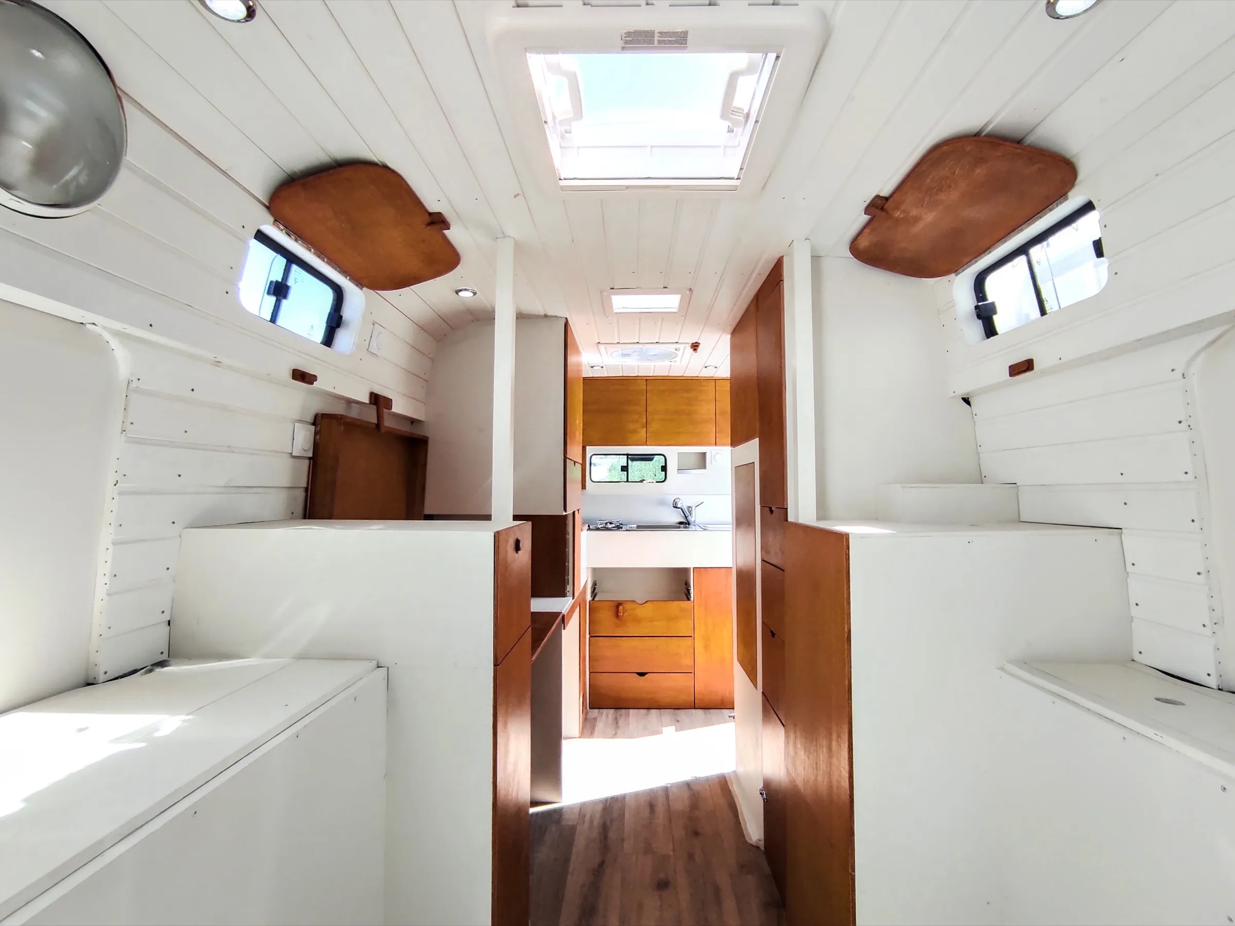 Aménagement de van sur mesure — EGL, Peugeot Boxer L3H2, réalisé par Arti'Van
