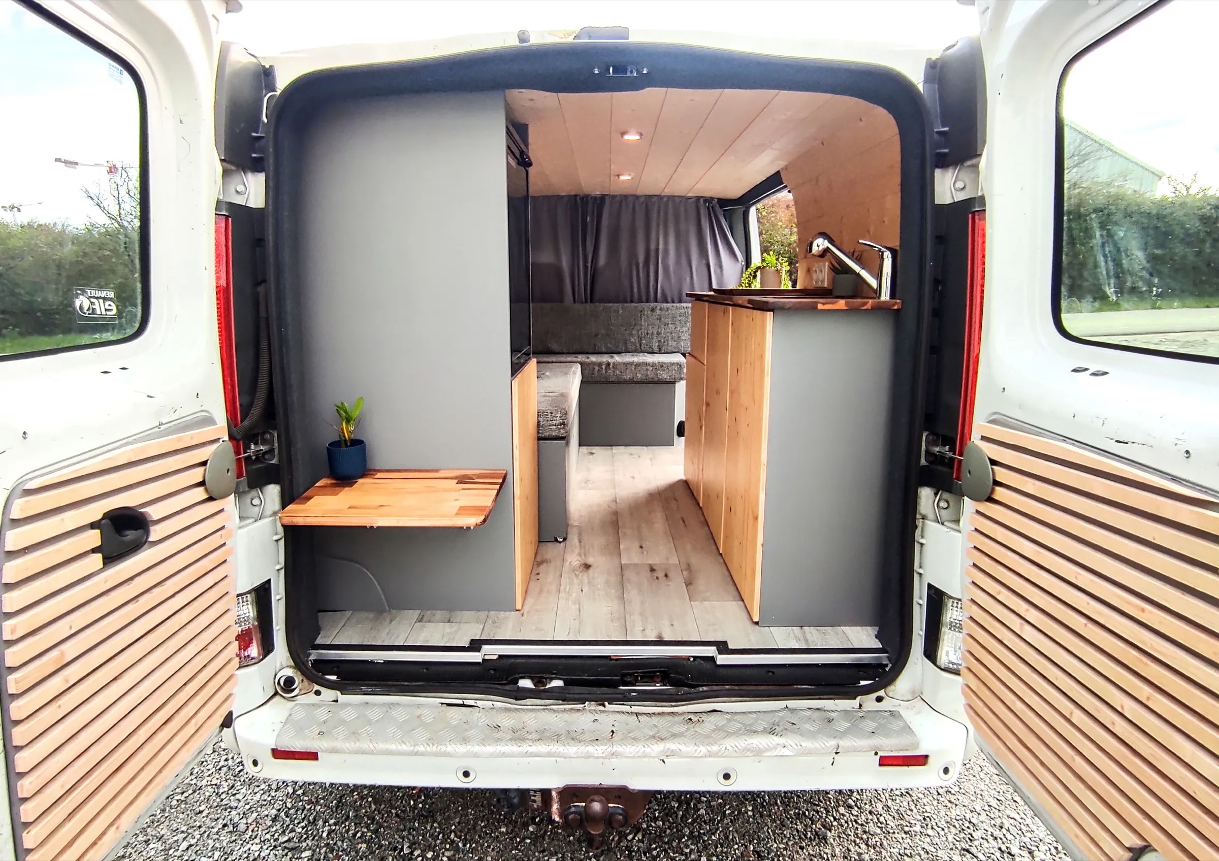 Aménagement de van sur mesure — Gigi, Renault Trafic L2H1, réalisé par Arti'Van