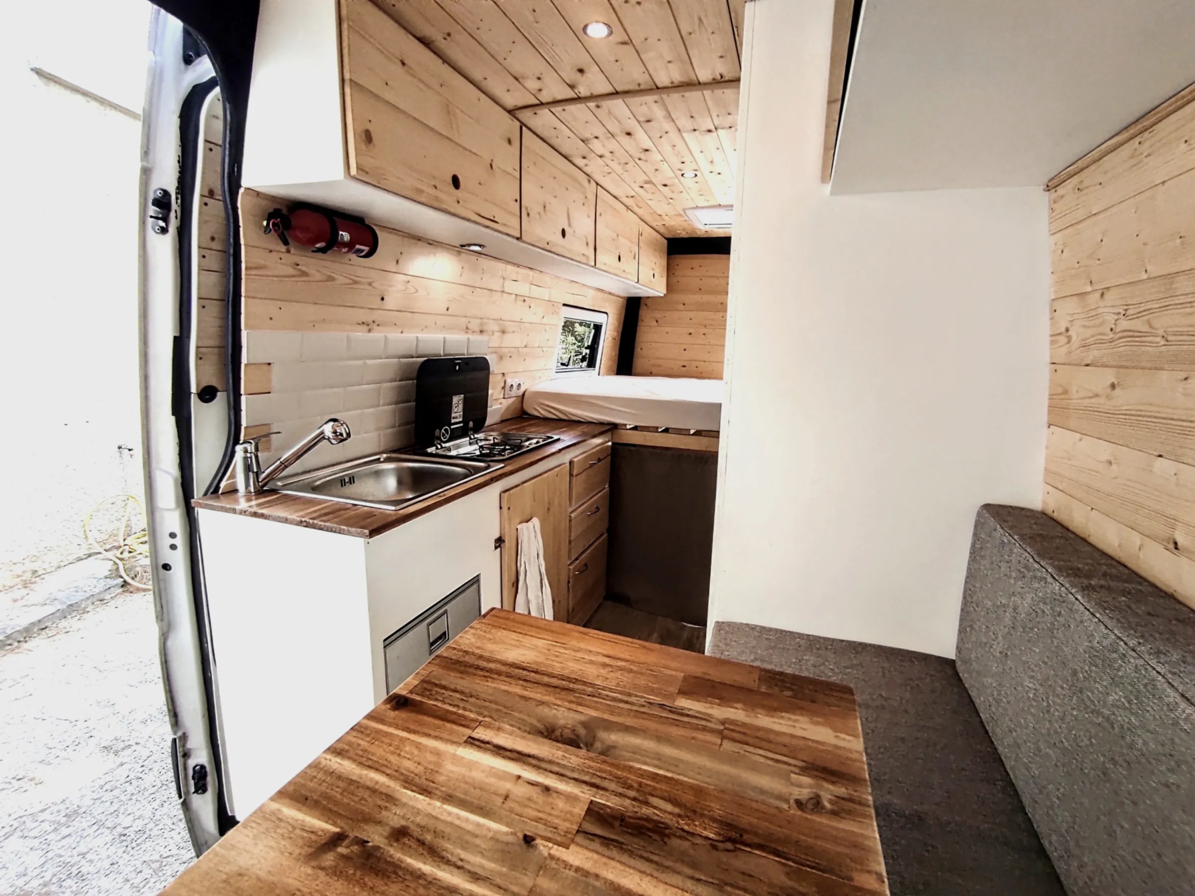 Aménagement de van sur mesure — Milaré, VW Crafter L3H2, réalisé par Arti'Van