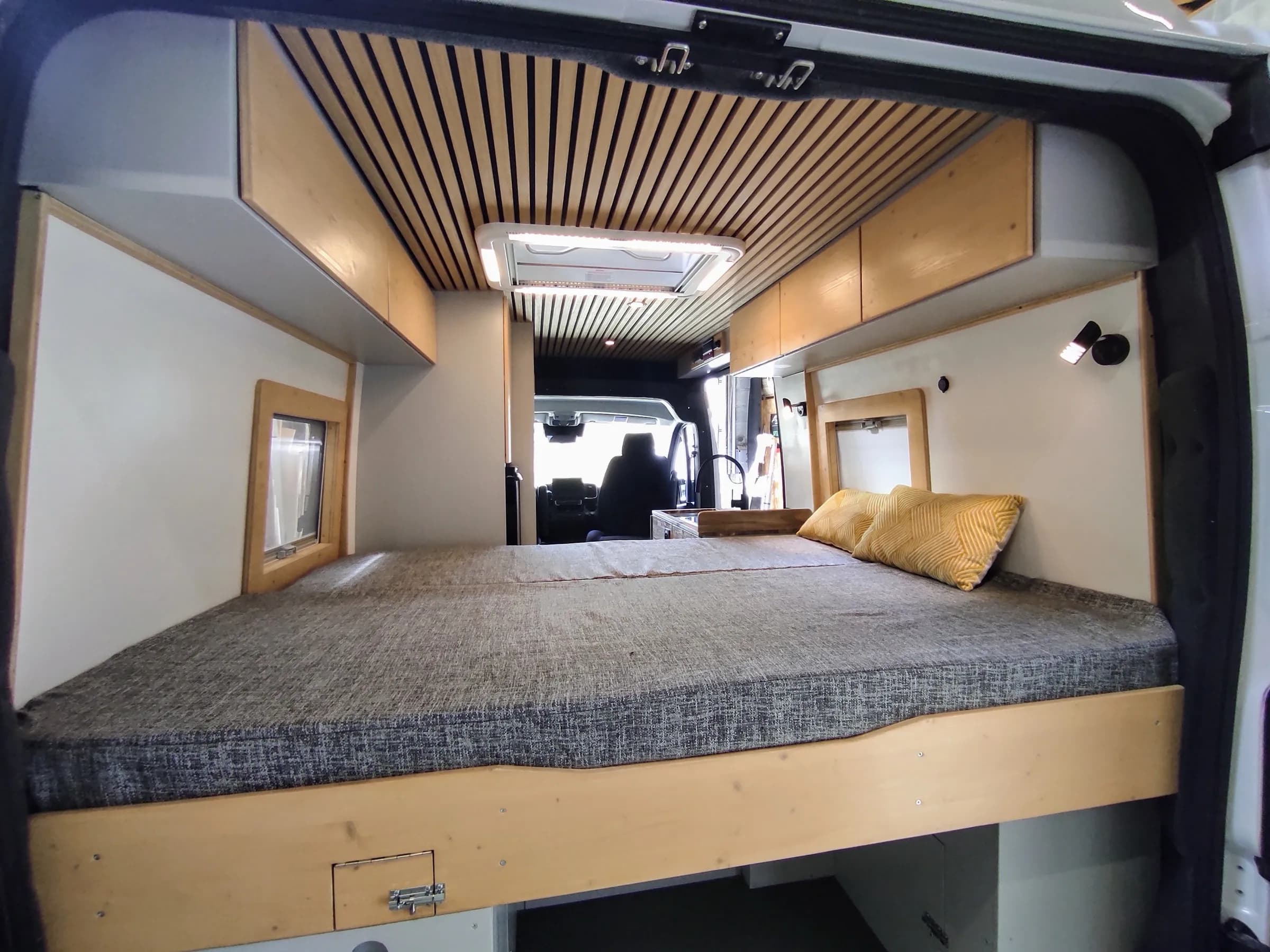 Aménagement de van sur mesure — Van Six, Citroën Jumper L2H2, réalisé par Arti'Van