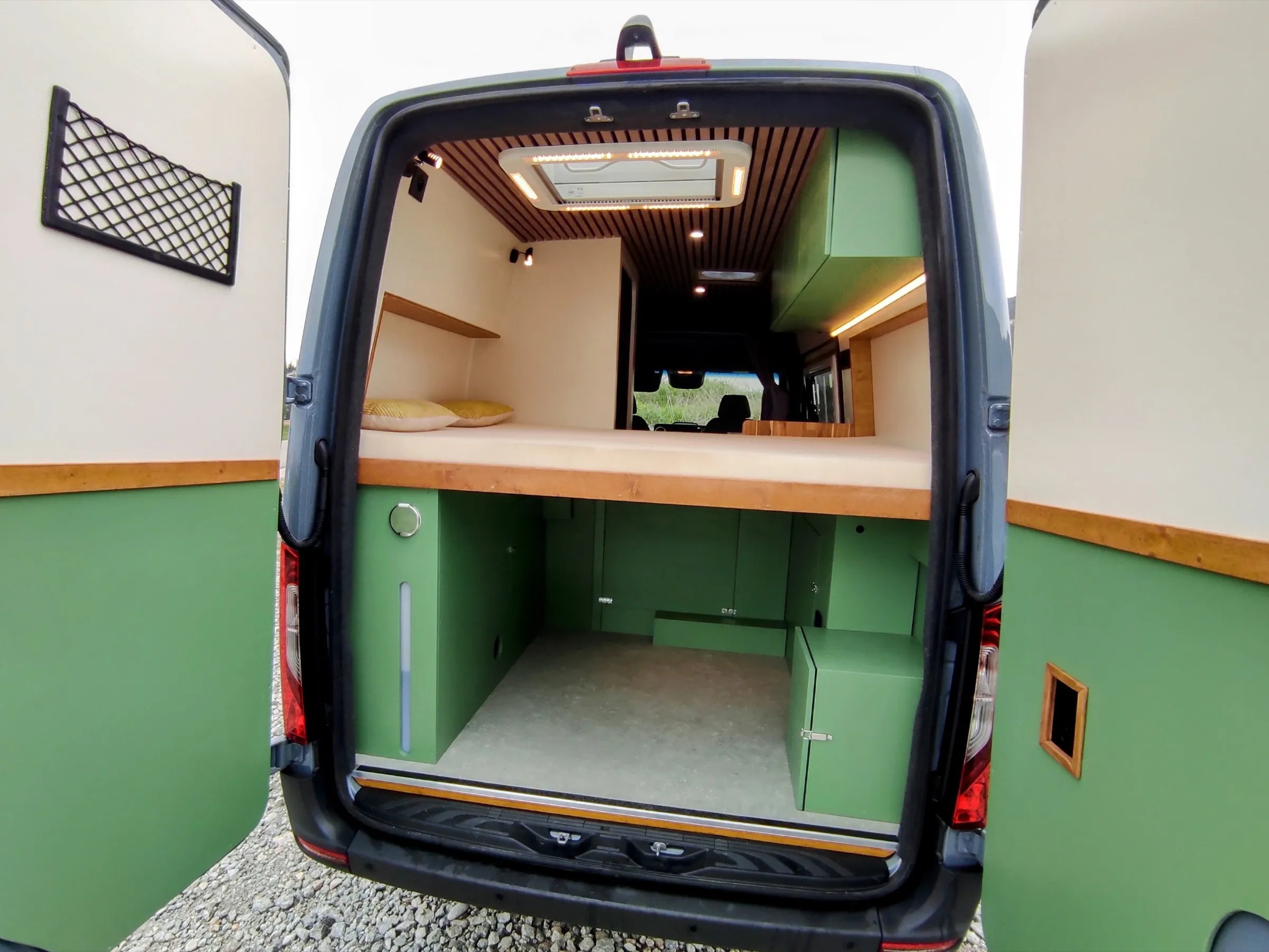 Aménagement de van sur mesure — Van Solo, Mercedes Sprinter 4x4, réalisé par Arti'Van